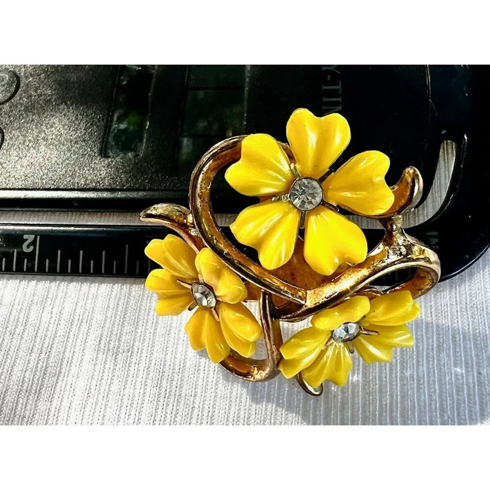 Trifari Yellow Floral Clip-On Earrings With Rhinestones Vintage 1950s - Picture 9 of 9
